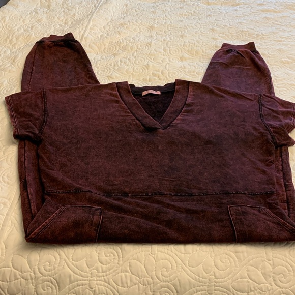 Zenana burgundy mineral wash V-neck short-sleeve 2 pocket jumpsuit. VGUC. Sz S. - Picture 7 of 9